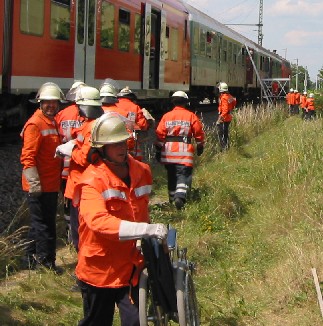 Einsatzkräfte am Zug